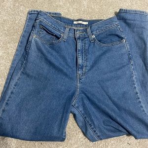 Levi’s High Waist Taper Size 28